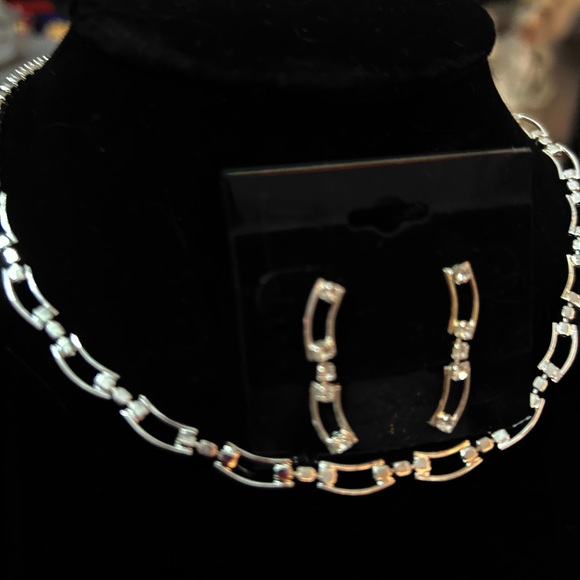 2 PIECE SILVER CHAIN LINKED NECKLACE W  MATCHING EARRINGS- RHINESTONE ACCENTS - Picture 6 of 8